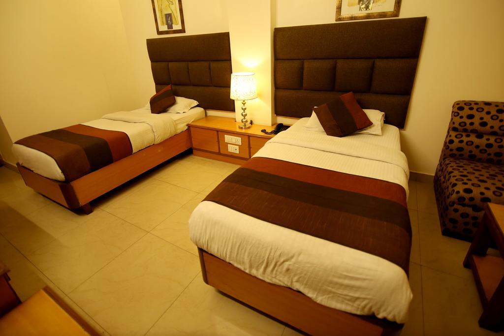 Hotel Parkway Deluxe Új-Delhi Kültér fotó
