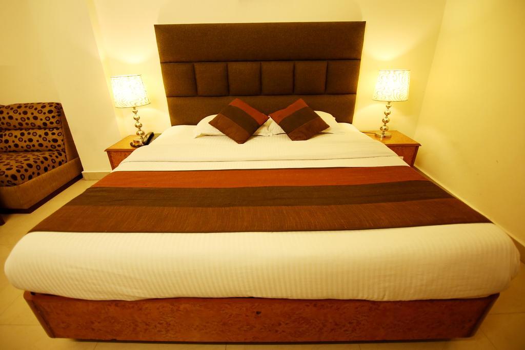 Hotel Parkway Deluxe Új-Delhi Kültér fotó
